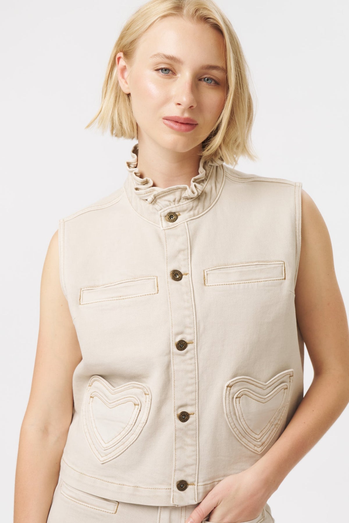 Kireina | Amy Vest | Sand